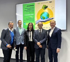 Group of peopel standing in front of the screen